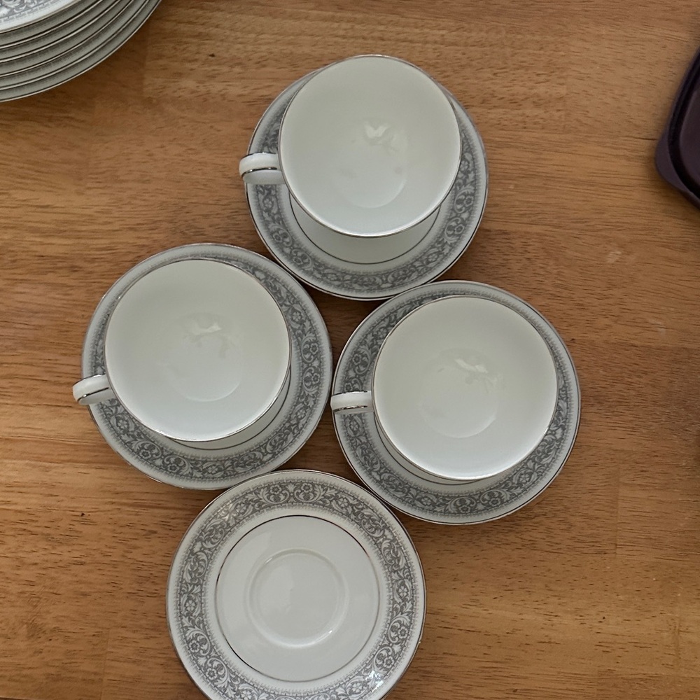 Noritake Naples 6975. 3 Cups and Saucers with 2 Extra Saucers Plates.